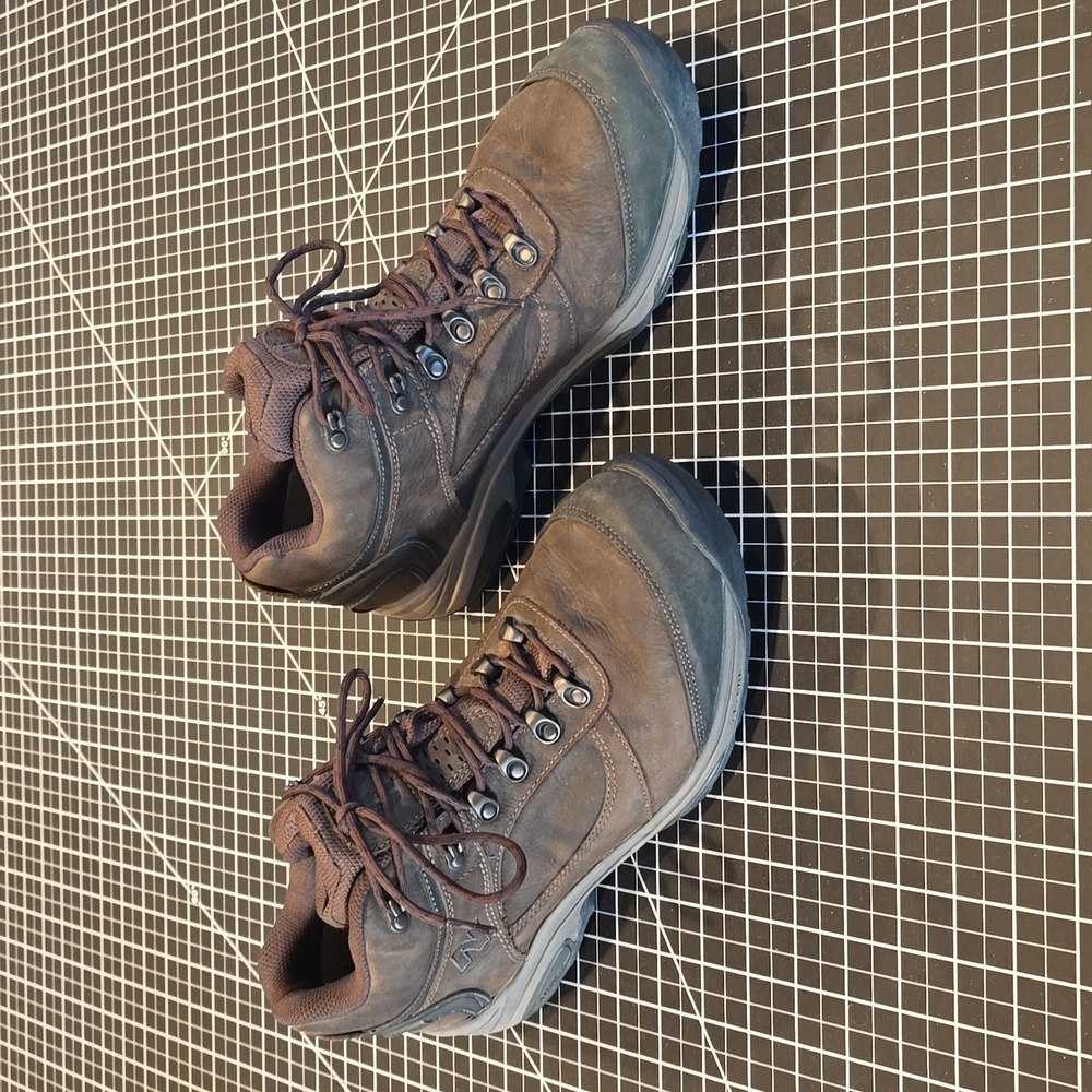 11.5 2E New Balance Hiking Boot Shoes EUC  MW978GT